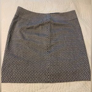 Selling this elegant skirt, it doesn’t fit me. New, size 10